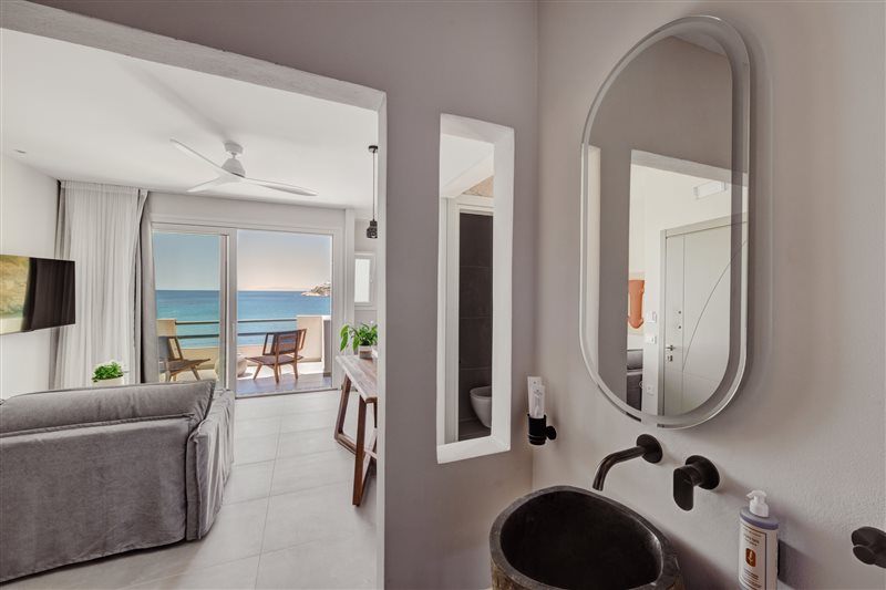 Master Suite with Sea View at Armia Experience Hotel, Vári, Sýros